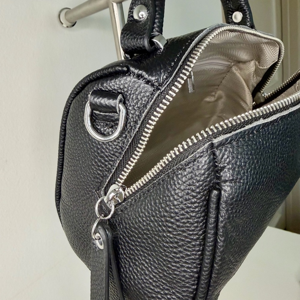 Elegant Black Leather Handbag - Picture 14 of 15